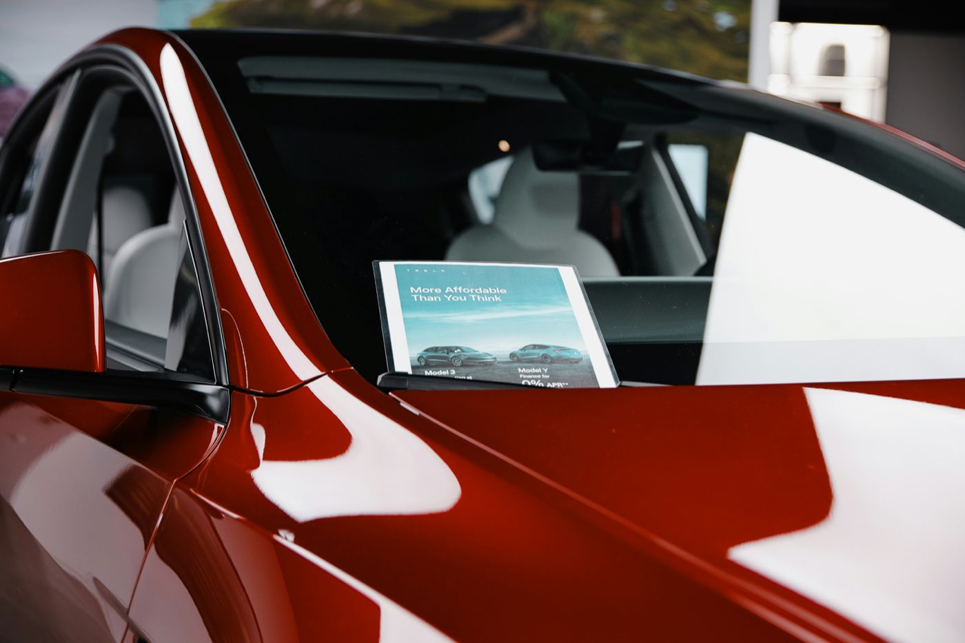 Conseiller financier présentant des options de financement automobile